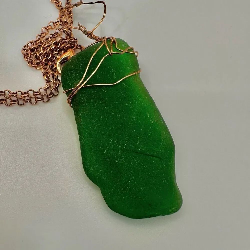 Wire wrapped green sea glass pendant necklace - Picture 11 of 12